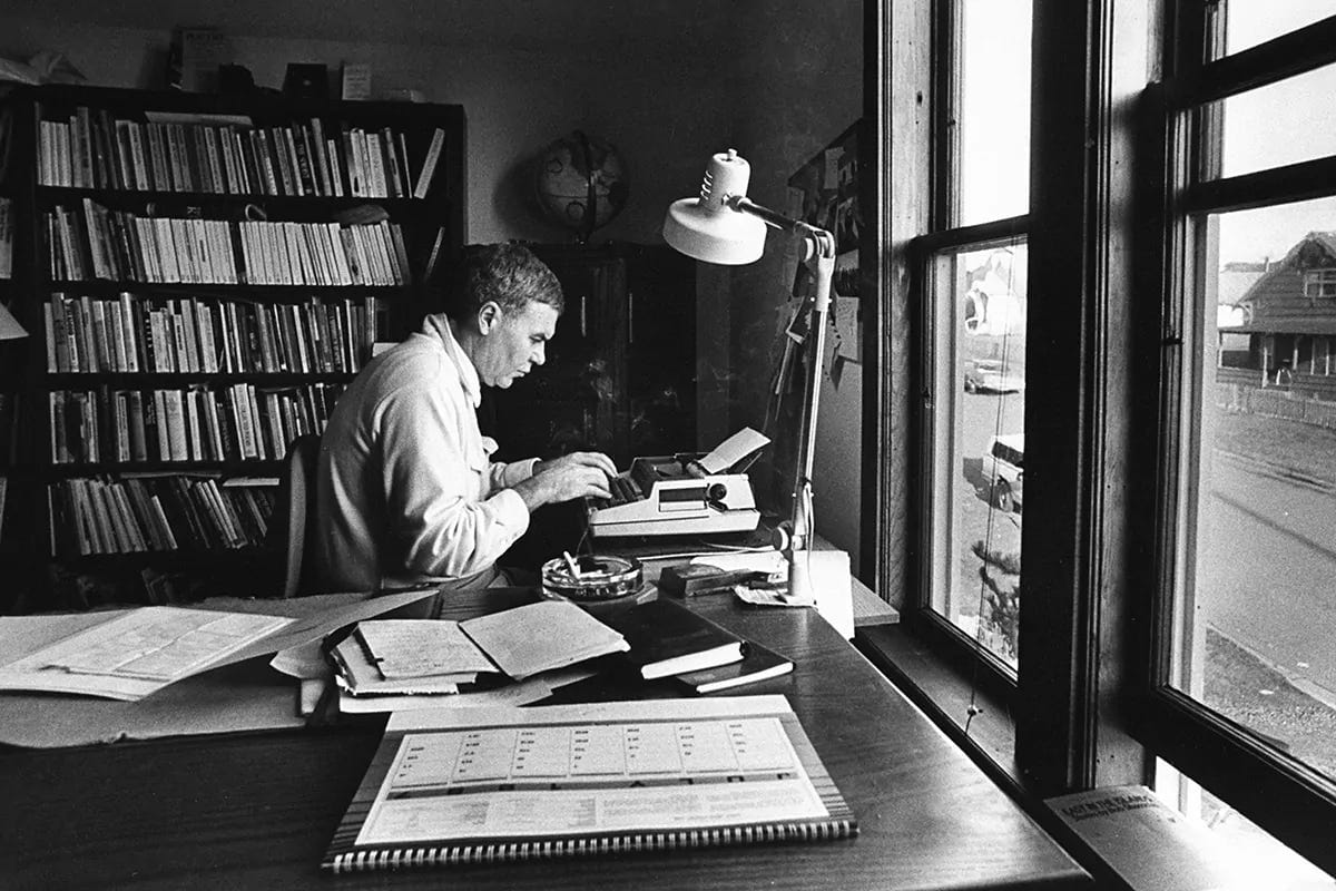 Min kontorstol braste sammen, og det samme gjorde jeg